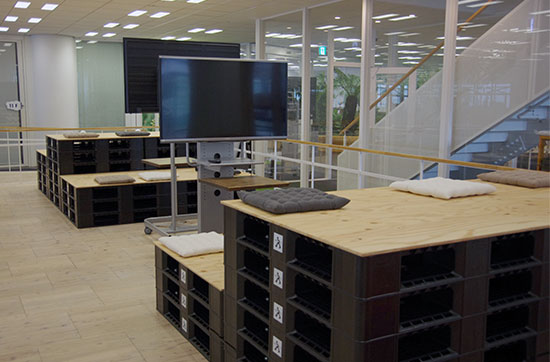 アスクル ASKUL オフィスリニューアル 物流倉庫で使用しているパレットを利用したディスカッションスペース