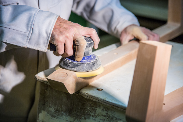 カリモク家具は木材の乾燥から家具の製造まで一貫して手がける