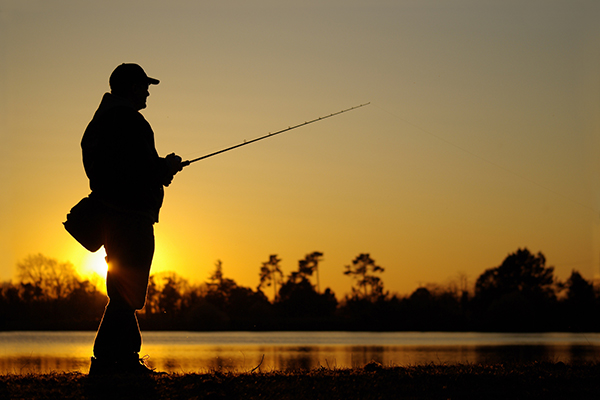 イメージ写真：釣りをする男性