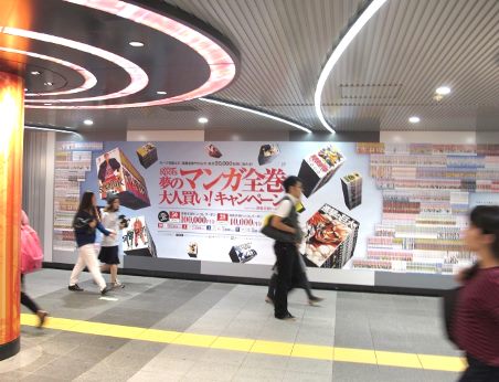 TORICOが展開した地下鉄の長大な広告