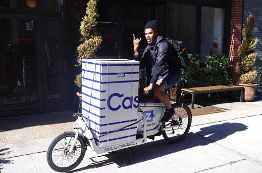 「Casper」は自転車に乗せた無料の即日配送サービスも提供