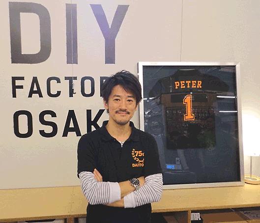 2014年に撮影した大阪の実店舗にて。写真右横の「PETER」と記載されたTシャツは、今は亡き先代の店舗用ユニフォームという。大都は社員をニックネームで呼んでおり、山田社長は「ジャック」