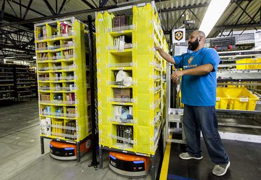 アマゾンのホールフーズ買収の狙いとリアル店舗を攻める理由【米大手EC専門誌が解説】 Amazonのフルフィルメントセンターではロボットが稼働している