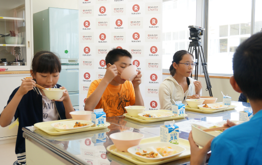 給食を食べる蘇市立阿蘇小学校の児童たち