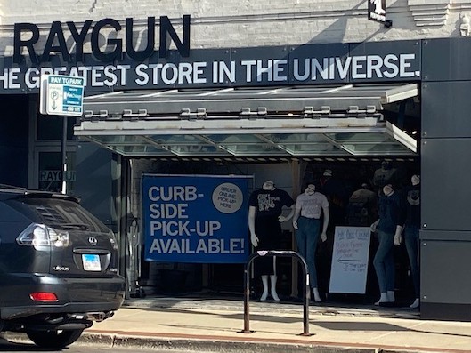 店舗ウィンドウのほぼ半分を、カーブサイドピックアップの告知に費やすアパレル小売店の「Raygun」