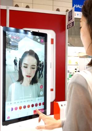 京東集団が開発したAR技術とAI（人工知能）を搭載したタッチパネル式のディスプレイ「AR化粧鏡」