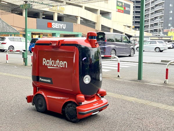 楽天グループ、パナソニック ホールディングスおよび西友の3社は、国内初の自動配送ロボット（UGV）の公道走行によるスーパーからの商品配送サービスを実現した 「西友つくば竹園店」を出発するUGV