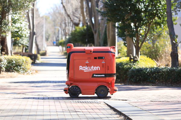 楽天グループ、パナソニック ホールディングスおよび西友の3社は、国内初の自動配送ロボット（UGV）の公道走行によるスーパーからの商品配送サービスを実現した 走行中のUGV