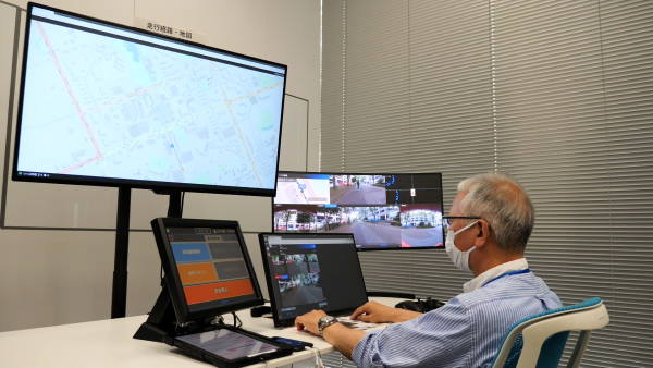楽天グループ、パナソニック ホールディングスおよび西友の3社は、国内初の自動配送ロボット（UGV）の公道走行によるスーパーからの商品配送サービスを実現した 遠隔管制システムを用いて遠隔監視するオペレーター