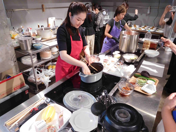 料理家のゼン・ヒャンミさんが韓国食品の説明会に登場、調理のデモンストレーションを行った