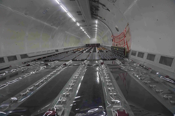 床にレールを取り付けて荷物の詰め込みに特化した「エアバスA321‐200P2F型機」機内