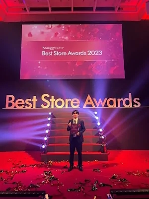 「Yahoo!ショッピング Best Store Awards 2023 」にて、コスメ、美容ヘアケア部門賞を受賞した（画像中央は佐藤氏）