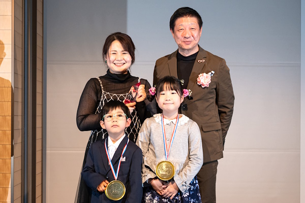 田中氏、田中氏のお子さん2人（前列）、プレゼンターを務めた大西選考委員