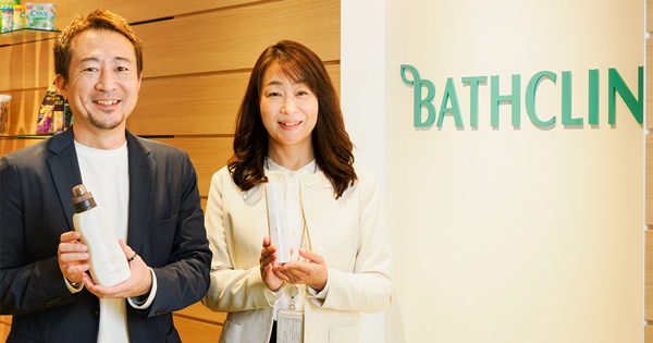 インターファクトリー 取締役 クラウドコマースプラットフォーム事業責任者 兼井 聡氏（左）、バスクリン マーケティング本部 グロースマーケティング部 部長 相浦多美子氏（右）