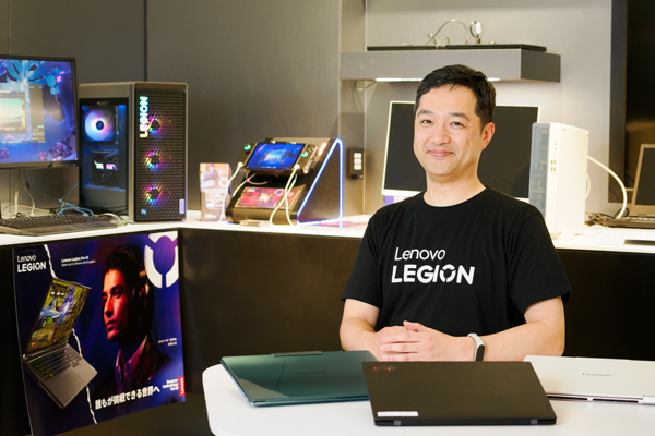 暮石氏はECサイトのさらなる利便性アップをめざす。手前のPCはレノボ商品のなかでも人気が高い「ThinkPad