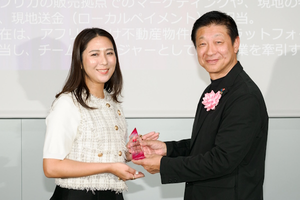 土屋氏（左）と、大西選考委員