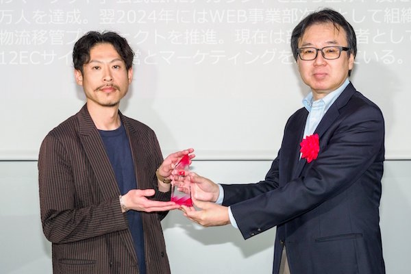 小林氏（左）と、プレゼンターを務めた中島選考委員長