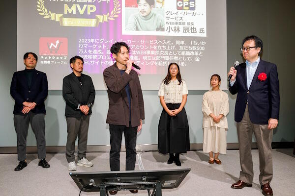 グレイ・パーカー・サービスの小林氏（中央）と中島選考委員（右）