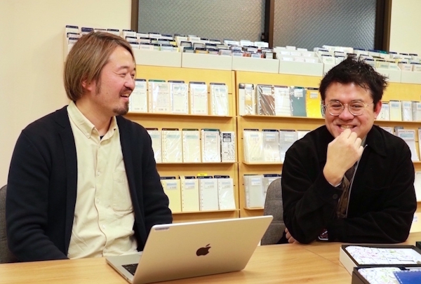 フューチャーショップのサービスプロデューサー/ライブコマースディレクター・稲生（写真左）が、アシュフォード株式会社の営業部/WEB・海外 OEM グループ ブランドプランナーの向井善昭さん（写真右）にインタビューを実施した
