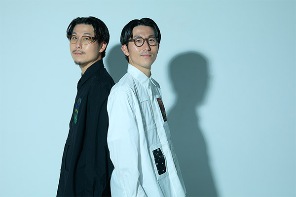 ヘラルボニーを創業した松田崇弥氏（左）と文登氏