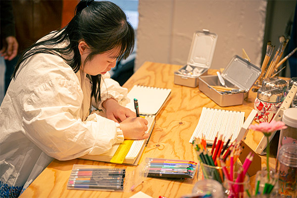 ヘラルボニーと契約する作家がアートを描く様子