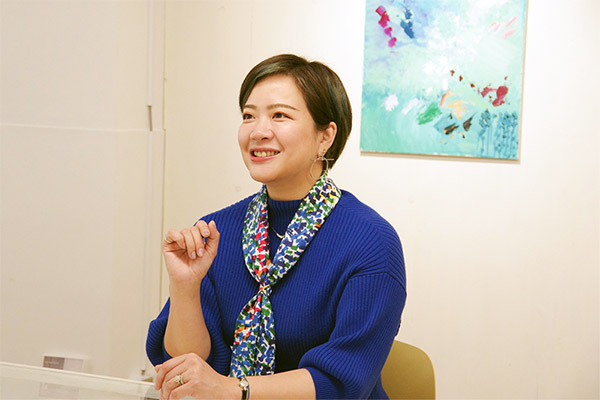 大屋氏は、自身もロイヤルカスタマーでヘラルボニーの大ファンであることから入社に至ったという