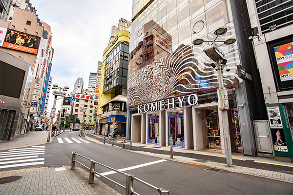 「KOMEHYO SHIBUYA」の外観。渋谷の街に似合うデザインだ
