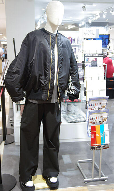 エヴァンゲリオンストア BEENOS ムービック グラウンドワークス 「エヴァンゲリオンストア」で扱っているアパレル商品の一例。ファッションブランドなどとのコラボ商品も販売している