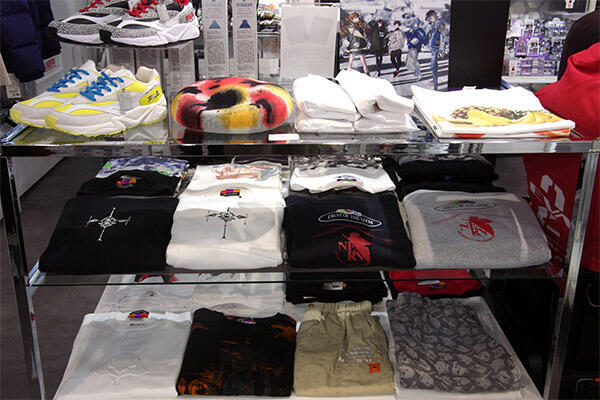 エヴァンゲリオンストア BEENOS ムービック グラウンドワークス 「エヴァンゲリオンストア」で扱っているアパレル商品の一例。ファッションブランドなどとのコラボ商品も販売している