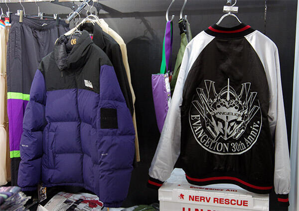 エヴァンゲリオンストア BEENOS ムービック グラウンドワークス アクリルスタンドといった雑貨やアパレルなど、さまざまな商品を取り扱っている