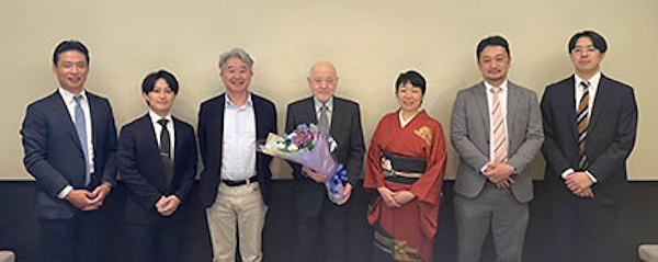 TMプラネットの田口正社長(左から4番目)、アシークの斉木美樹代表(左から5番目)