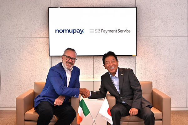 Nomupayのピーター・バリッジCEO（左）とSBペイメントサービス取締役会長（前・代表取締役社長 兼 CEO）の榛葉淳氏（右）