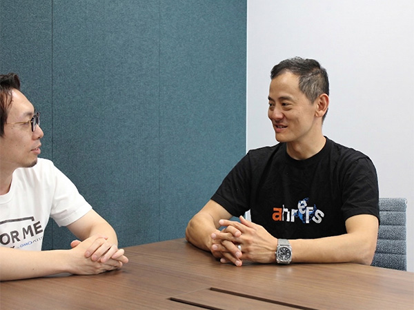 Ahrefs Pte Ltd. 日本マーケティング統括の河原田隆徳氏（右）
