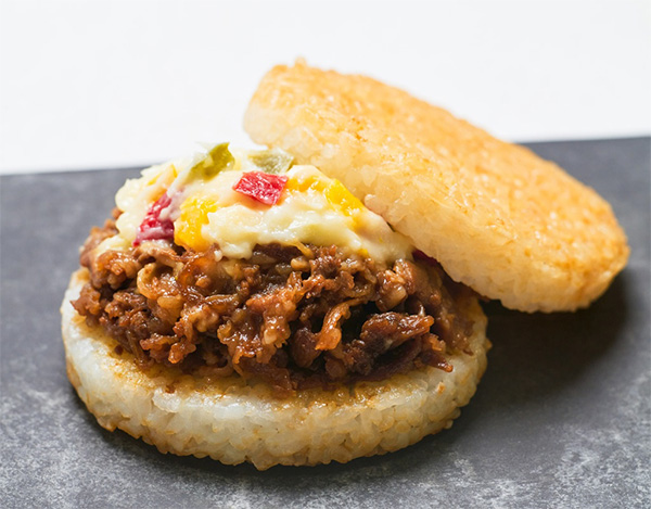 冷凍の「モスライスバーガー」が現在のECの主力商品だ（画像提供：モスフードサービス）