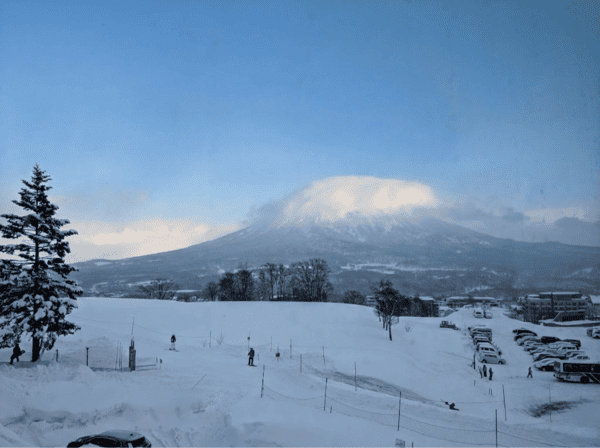 羊蹄山を望む、北海道・ニセコのスキーリゾート（画像は筆者撮影）