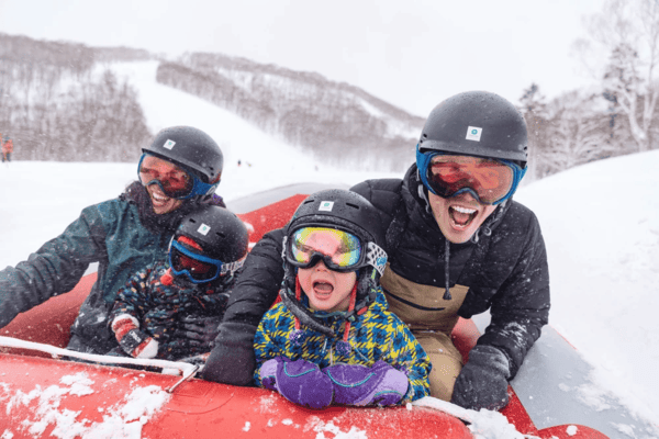 「ニセコユナイテッド」でスノーレジャーを楽しむ外国人観光客のイメージ（画像は「ニセコユナイテッド」の公式サイトから追加）