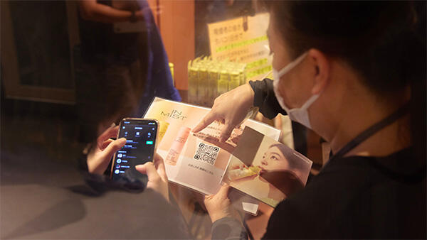 対面で商品の特長を説明。公式LINEへの友だち追加またはアンケート回答と引き換えで商品を渡す設計にすることで、LINE登録数を大幅に伸ばした（画像提供・ニューステクノロジー）