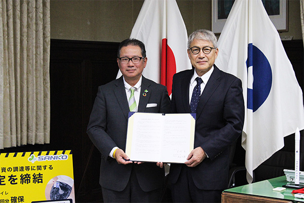 和歌山県との協定締結式の様子（写真左から和歌山県の宮﨑泉知事、サンコー 角谷太基社長）