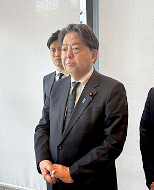J-Beauty産業研究会会長の林芳正議員