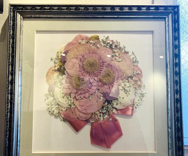 花束を押し花にしてもらいました。壁にかけています