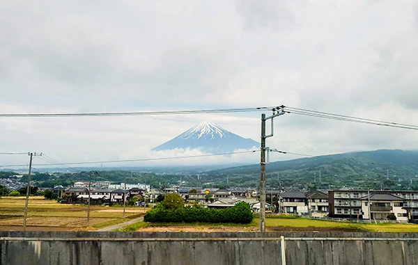 シャッターを切るたびに電柱が被る、あるある話。ここからさらに麓の靄も晴れていきました。