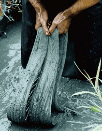 「天然草木染和布<作務衣>」は職人が手作業で生産する