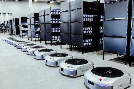 アッカ・インターナショナルは人口知能（AI）を使った物流ロボットを倉庫に導入