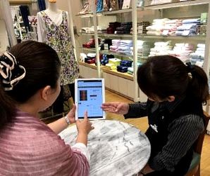 三越伊勢丹は関東の小型店舗にタブレット端末を設置し、来店客が公式オンラインショップで買い物をできるようにする取り組みを開始