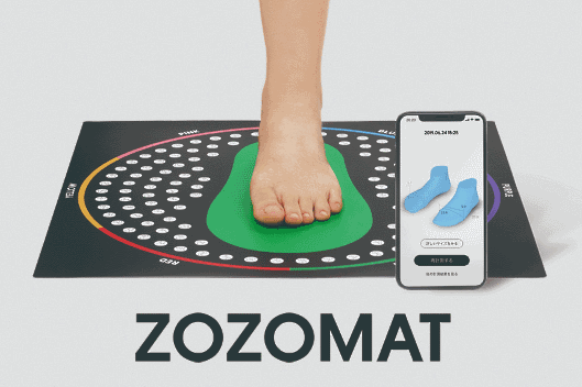 ファッションECサイト「ZOZOTOWN」を運営するZOZOは、スマートフォンを使って足のサイズを立体的に計測するマット「ZOZOMAT（ゾゾマット）」を無料で配布すると発表