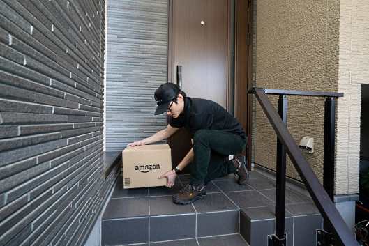 Amazonは注文時の配送オプションである「置き配指定サービス」を30都道府県（一部地域を除く）を配送方法の初期設定として提供する