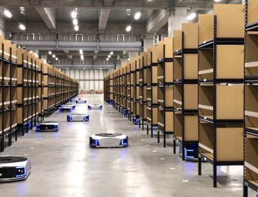 アスクルは関西物流センターに111台の搬送ロボットを導入