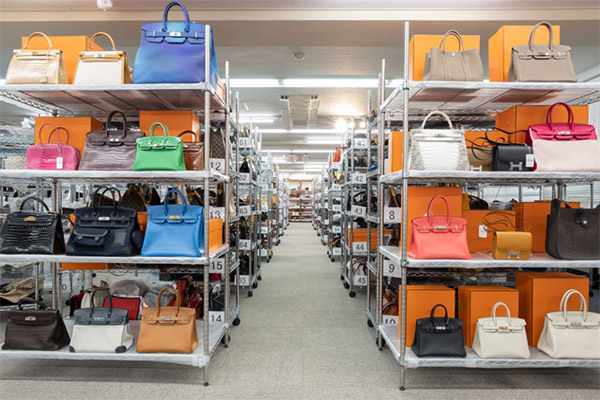 KOMEHYOオークション WOVN.io BtoBオークション市場 出品されるブランドのバッグや衣類のイメージ