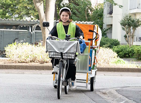 アマゾンジャパンは10月18日、リヤカー付き電動アシスト自転車を活用した商品の配達サービスを開始したと発表