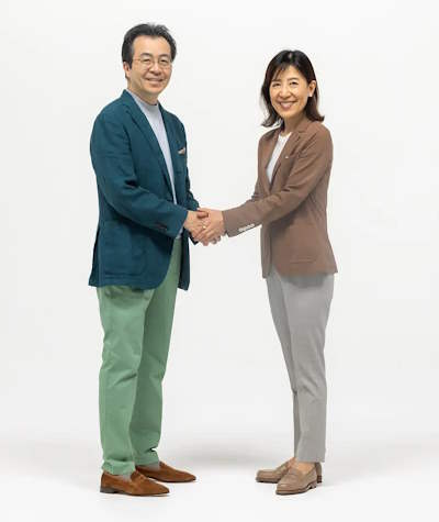朝日新聞社の中村史郎社長とライトアップショッピングクラブの若菜さおり代表取締役